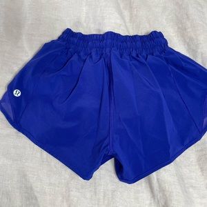Lululemon hotly hot low rise 2.5” in size 2